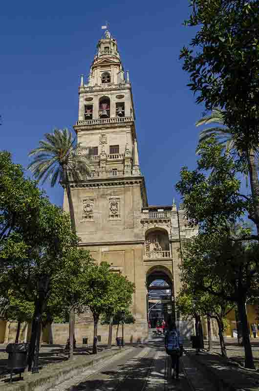 Córdoba 028 - Mezquita Catedral - patio de los Naranjos y campanario.jpg